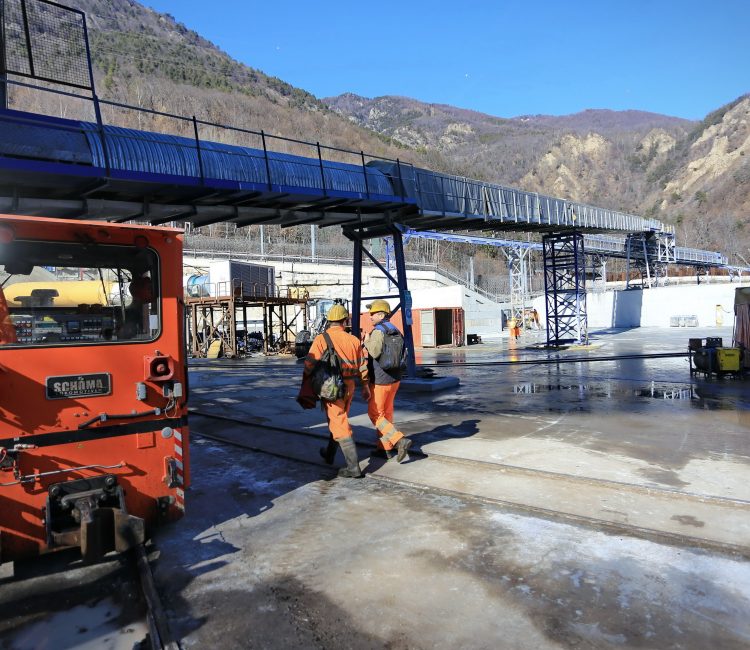 Chiomonte: cantiere del tunnel geognostico della Maddalena                         fotografia di Michele