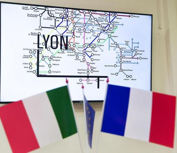 Tecnici al lavoro sul progetto TAV presso gli uffici della sede TELT "Tunnel Euralpin Lyon Turin" in Via Paolo Borsellino, Torino, 23 Dicembre 2016 ANSA/ALESSANDRO DI MARCO