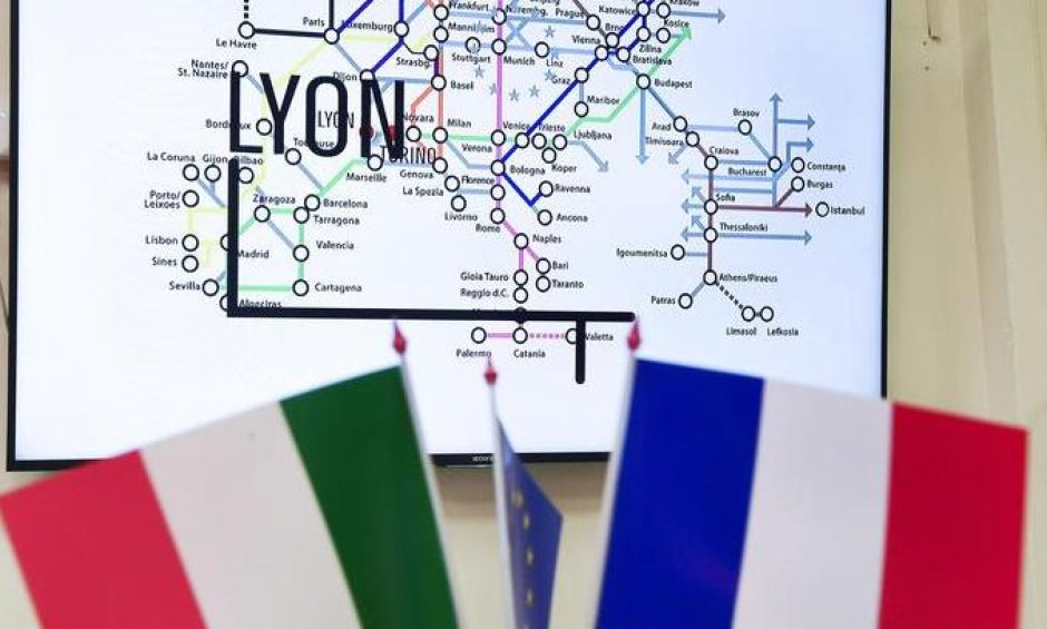Tecnici al lavoro sul progetto TAV presso gli uffici della sede TELT "Tunnel Euralpin Lyon Turin" in Via Paolo Borsellino, Torino, 23 Dicembre 2016 ANSA/ALESSANDRO DI MARCO